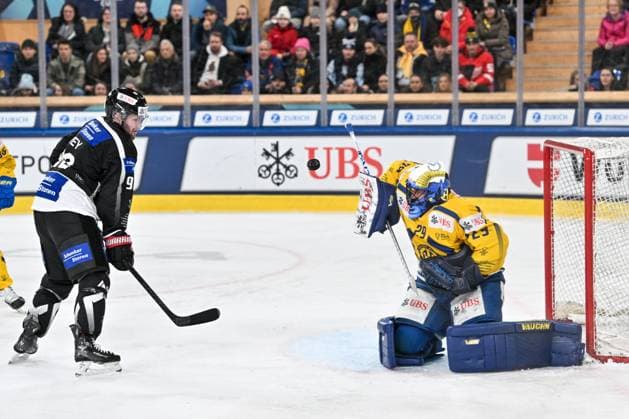 DAVOS, SWITZERLAND DECEMBER 30 goalkeeper Sandro Aeschlimann of HC Davos R against Linden Vey of HC Fribourg Gotteron L during the Spengler Cup Davos Semifinals match between Team Canada and Straubing Tigers at Eisstadion Davos on December 30, 2024 in Davos, Switzerland Davos Eisstadion Davos Graubunden Switzerland Copyright: xJustPictures.ch AndreaxBrancax jp-en-EuSpIm-AB_30122024_AAB_3434