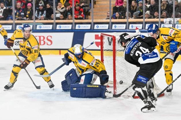 DAVOS, SWITZERLAND DECEMBER 30 goalkeeper Sandro Aeschlimann of HC Davos C and Oula Palve of HC Davos L against Michal Kristof of HC Fribourg Gotteron R during the Spengler Cup Davos Semifinals match between Team Canada and Straubing Tigers at Eisstadion Davos on December 30, 2024 in Davos, Switzerland Davos Eisstadion Davos Graubunden Switzerland Copyright: xJustPictures.ch AndreaxBrancax jp-en-EuSpIm-AB_30122024_AAB_3669
