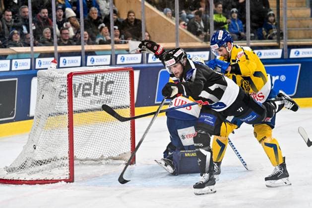 DAVOS, SWITZERLAND DECEMBER 30 Linden Vey of HC Fribourg Gotteron L against Klas Dahlbeck of HC Davos R during the Spengler Cup Davos Semifinals match between Team Canada and Straubing Tigers at Eisstadion Davos on December 30, 2024 in Davos, Switzerland Davos Eisstadion Davos Graubunden Switzerland Copyright: xJustPictures.ch AndreaxBrancax jp-en-EuSpIm-AB_30122024_AAB_3299