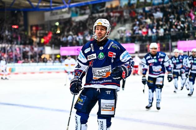 Torjubel, Jubel, Freude bei Torschütze Eric Cornel (Iserlohn Roosters, 18), GER, Iserlohn Roosters vs. Duesseldorfer EG, Eishockey, Penny-DEL, 32. Spieltag, Spielzeit 2024 2025, 30.12.2024, GER, Iserlohn Roosters vs. Duesseldorfer EG, Eishockey, Penny-DEL, 32. Spieltag, Spielzeit 2024 2025, 30.12.2024 Iserlohn *** Goalscorer Eric Cornel Iserlohn Roosters, 18 , GER, Iserlohn Roosters vs Duesseldorfer EG, Ice field hockey, Penny DEL, Matchday 32, Season 2024 2025, 30 12 2024, GER, Iserlohn Roosters vs Duesseldorfer EG, Ice field hockey, Penny DEL, Matchday 32, Season 2024 2025, 30 12 2024 Iserlohn Copyright: xJonasxBrockmann Eibner-Pressefotx EP_JBN