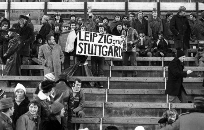 06.12.78 ASVS Dukla Prag - VfB Stuttgart Tschecheslowakei, Prag, 06.12.1978, Fussball, UEFA-Pokal, ASVS Dukla Prag - VfB Stuttgart (4:0): Fans Plakat Leipzig grüsst Stuttgard. *** 06 12 78 ASVS Dukla Prague VfB Stuttgart Czechoslovakia, Prague, 06 12 1978, Football, UEFA Cup, ASVS Dukla Prague VfB Stuttgart 4 0 Fans Poster Leipzig greets Stuttgart
