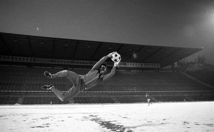 Archivbilder der Woche SPORT KW01 06.12.78 ASVS Dukla Prag - VfB Stuttgart Tschecheslowakei, Prag, 06.12.1978, Fussball, UEFA-Pokal, ASVS Dukla Prag - VfB Stuttgart (4:0): Klaus Funk (VfB Stuttgart) Training. *** 06 12 78 ASVS Dukla Prague VfB Stuttgart Czechoslovakia, Prague, 06 12 1978, Football, UEFA Cup, ASVS Dukla Prague VfB Stuttgart 4 0 Klaus Funk VfB Stuttgart Training