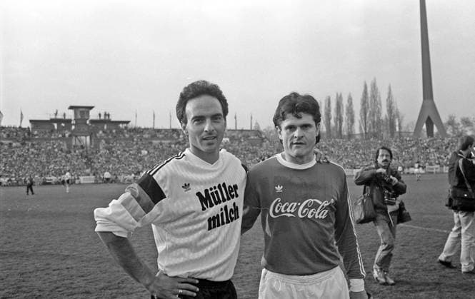Archivbilder der Woche SPORT KW01 26.03.90 Dresden Fussball Gala Deutschland, Dresden, 26.03.1990, Fussball, Dresden Fussball Gala: v.l. Hansi Müller, Didier Six. *** 26 03 90 Dresden Football Gala Germany, Dresden, 26 03 1990, Football, Dresden Football Gala v l Hansi Müller, Didier Six