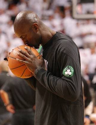 Eastern Finals Boston Celtics Kevin Garnett kisses the ball before game 1 of the NBA, Basketball Herren, USA Eastern Conference Finals against the Miami Heat at the American Airlines Arena in Miami, Florida, May 28, 2012. (David Santiago Miami Herald MCT) Miami FL USA EDITORIAL USE ONLY Copyright: xx 1123550 DAVIDxSANTIAGOx krtphotoslive553032
