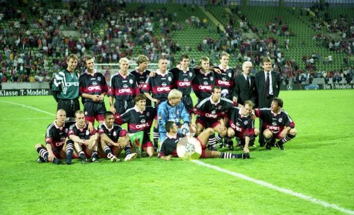 26.07.97 FC Bayern München - VfB Stuttgart Deutschland, Leverkusen, 26.07.1997, Fussball, DFB Liga-Pokal 1997, Finale, FC Bayern München - VfB Stuttgart (2:0): Team Mannschaft Spieler Siegermannschaft Gruppenbild Gruppenfoto FC Bayern München Obere Reihe v.l. Bernd Dreher, Dennis Grassow, Thorsten Fink, Michael Tarnat, Thomas Strunz, Markus Babbel, Thomas Helmer, Dietmar Hamann, Giovanni Trapattoni (Trainer), Egon Coordes (Co-Trainer) Untere Reihe v.l. Carsten Jancker, Mario Basler, Giovane Elber, Bixente Lizarazu, Ruggiero Rizzitelli, Oliver Kahn, Mehmet Scholl, Christian Nerlinger, Lothar Matthäus. *** 26 07 97 FC Bayern München VfB Stuttgart Germany, Leverkusen, 26 07 1997, Football, DFB Liga Pokal 1997, Final, FC Bayern München VfB Stuttgart 2 0 Team Team Players Winning Team Group photo Group photo FC Bayern München Top row from l Bernd Dreher, Dennis Grassow, Thorsten Fink, Michael Tarnat, Thomas Strunz, Markus Babbel, Thomas Helmer, Dietmar Hamann, Giovanni Trapattoni coach, Egon Coordes co-coach Bottom row from l Carsten Jancker, Mario Basler, Giovane Elber, Bixente Lizarazu, Ruggiero Rizzitelli, Oliver Kahn, Mehmet Scholl, Christian Nerlinger, Lothar Matthäus