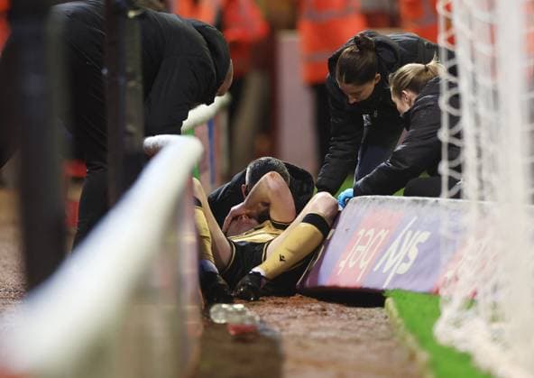 Sport Themen der Woche KW01 Sport Bilder des Tages Paul Mullin of Wrexham feels the pain from a knock Barnsley v AFC Wrexham, EFL Sky Bet League One, Football, Oakwell, Barnsley, UK - 01 Jan 2025 EDITORIAL USE ONLY No use with unauthorised audio, video, data, fixture lists, club league logos or live services. Online in-match use limited to 120 images, no video emulation. No use in betting, games or single club league player publications.  Copyright: xMattxWest Shutterstockx 15058377ac