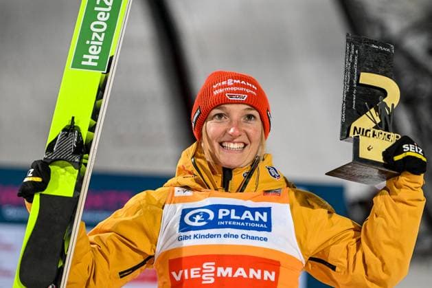 Sport Themen der Woche KW01 Sport Bilder des Tages GER, Two Nights Tour in Oberstdorf 01.01.2025, Orlen Arena, Oberstdorf, GER, Two Nights Tour in Oberstdorf, Siegerehrung, Tourwertung im Bild Katharina Schmid (GER, 1) mit dem Pokal der Drittplatzierten der Two Nights Tour nordphotoxGmbHx xHafner nph00200