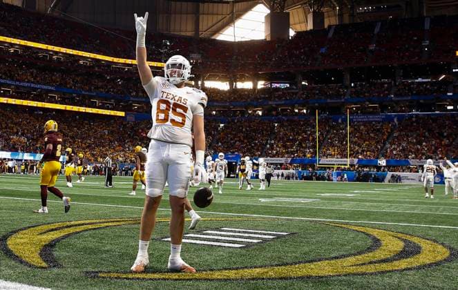 Bilder des Jahres 2025, Sport 01 Januar Sport Themen der Woche KW01 Sport Bilder des Tages Texas tight end Gunnar Helm (85) celebrates after scoring the game-winning touchdown in the second overtime period against Arizona State in the Peach Bowl at Mercedes-Benz Stadium in Atlanta, Georgia on Wednesday, January 1, 2025. Texas defeated Arizona State 39-31 in two overtimes and advance to the College Football Playoff semi-finals.  ATL20250101350 MIKExZARRILLI