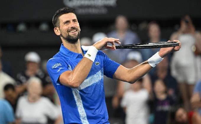 Bilder des Jahres 2025, Sport 01 Januar Sport Themen der Woche KW01 Sport Bilder des Tages TENNIS BRISBANE INTERNATIONAL, Novak Djokovic of Serbia celebrates winning by pretending to play the violin on his tennis racquet during the Brisbane international match, Länderspiel, Nationalmannschaft between Novak Djokovic of Serbia and Gael Monfils of France at Queensland Tennis Centre in Brisbane, Thursday, January 2, 2025. ( NO ARCHIVING, EDITORIAL USE ONLY, NO USE IN BOOKS WITHOUT CONSENT BRISBANE QUEENSLAND AUSTRALIA  Copyright: xDARRENxENGLANDx 20250102160401599470