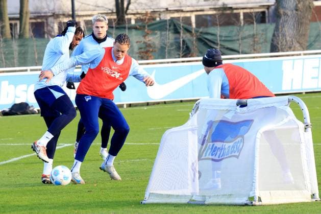 DEU, DFL, 2 FBL Hertha BSC, Training, 02 01 2025, Sportforum, Berlin, DEU, DFL, 2 FBL Hertha BSC, Training, im Bild Deyovaisio Zeefuik Hertha BSC Berlin 42 , Derry Scherhant Hertha BSC Berlin 39 , Marten Winkler Hertha BSC Berlin 22 DFL regulations prohibit any use of Photographs as image sequences and or quasi video Foto Juergen Engler nordphoto GmbH nordphotoxGmbHx xEngler nph00076