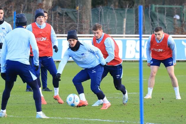 DEU, DFL, 2 FBL Hertha BSC, Training, 02 01 2025, Sportforum, Berlin, DEU, DFL, 2 FBL Hertha BSC, Training, im Bild Michal Karbownik Hertha BSC Berlin 33 , Michael Cuisance Hertha BSC Berlin 27 , Palko Dardai Hertha BSC Berlin 20 DFL regulations prohibit any use of Photographs as image sequences and or quasi video Foto Juergen Engler nordphoto GmbH nordphotoxGmbHx xEngler nph00076
