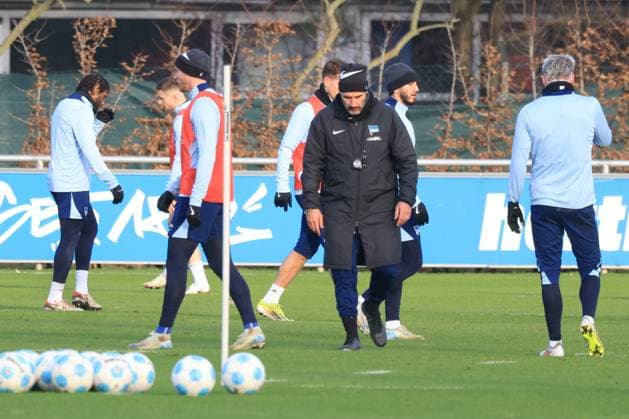 DEU, DFL, 2 FBL Hertha BSC, Training, 02 01 2025, Sportforum, Berlin, DEU, DFL, 2 FBL Hertha BSC, Training, im Bild Cheftrainer Cristian Fiel Hertha BSC Berlin DFL regulations prohibit any use of Photographs as image sequences and or quasi video Foto Juergen Engler nordphoto GmbH nordphotoxGmbHx xEngler nph00076