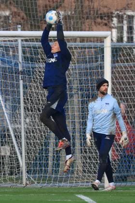 DEU, DFL, 2 FBL Hertha BSC, Training, 02 01 2025, Sportforum, Berlin, DEU, DFL, 2 FBL Hertha BSC, Training, im Bild Tjark Ernst Hertha BSC Berlin 1 , Marius Gersbeck Hertha BSC Berlin 35 DFL regulations prohibit any use of Photographs as image sequences and or quasi video Foto Juergen Engler nordphoto GmbH nordphotoxGmbHx xEngler nph00076