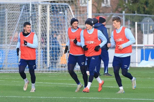 DEU, DFL, 2 FBL Hertha BSC, Training, 02 01 2025, Sportforum, Berlin, DEU, DFL, 2 FBL Hertha BSC, Training, im Bild Hertha Spielerkreis, Diego Demme Hertha BSC Berlin 6 , Marton Dardai Hertha BSC Berlin 31 , Palko Dardai Hertha BSC Berlin 20 , Luca Schuler Hertha BSC Berlin 18 DFL regulations prohibit any use of Photographs as image sequences and or quasi video Foto Juergen Engler nordphoto GmbH nordphotoxGmbHx xEngler nph00076