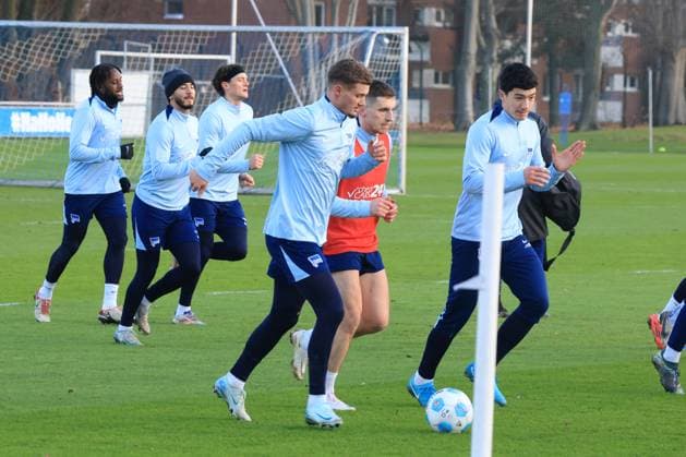 DEU, DFL, 2 FBL Hertha BSC, Training, 02 01 2025, Sportforum, Berlin, DEU, DFL, 2 FBL Hertha BSC, Training, im Bild Hertha Spielerkreis, Michael Cuisance Hertha BSC Berlin 27 , Jonjoe Kenny Hertha BSC Berlin 16 , Ibrahim Maza Hertha BSC Berlin 10 DFL regulations prohibit any use of Photographs as image sequences and or quasi video Foto Juergen Engler nordphoto GmbH nordphotoxGmbHx xEngler nph00076