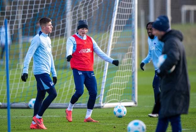 Football, Men, Season 2024 25, 2 Bundesliga, Hertha BSC, Training, v l Gustav Christensen Hertha BSC , Palko Dardai Hertha BSC , Deyovaisio Zeefuik Hertha BSC , 02 01 2025, Copyright: xSebastianxRäppold MatthiasxKochx