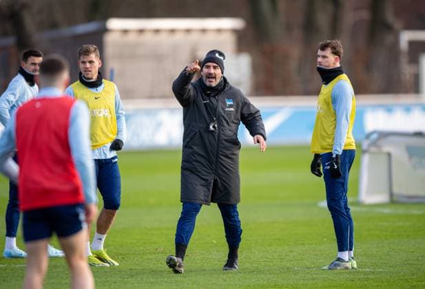 Football, Men, Season 2024 25, 2 Bundesliga, Hertha BSC, Training, f l Smail Prevljak Hertha BSC , Florian Niederlechner Hertha BSC , Coach Cristian Fiel Hertha BSC , Pascal Klemens Hertha BSC , 02 01 2025, Copyright: xSebastianxRäppold MatthiasxKochx