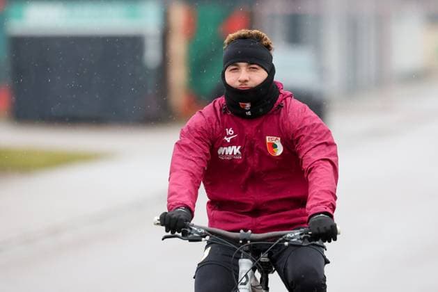 Ruben Vargas 16 FC Augsburg comes to training by bike, Training FC Augsburg, Football, 1 Bundesliga, 02 01 2025 Augsburg Bayern Germany Copyright: xkolbert-press ChristianxKolbertx