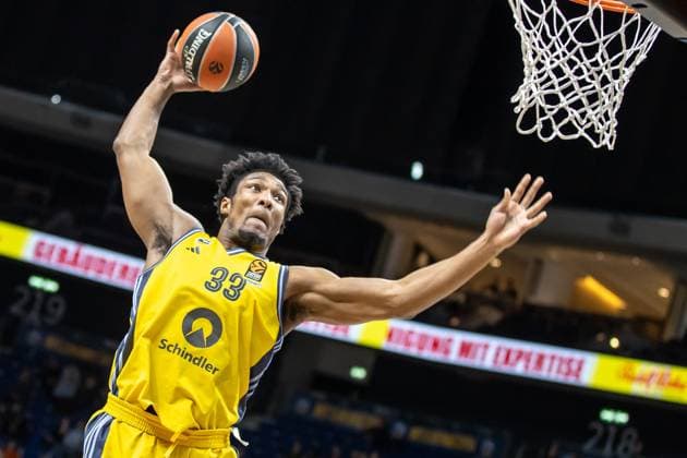 Sport Themen der Woche KW01 Sport Bilder des Tages Sport Bilder des Tages Berlin, 20250102, Basketball: EuroLeague, Hauptrunde, 19. Spieltag, ALBA Berlin - AS Monaco, Uber Arena. Albas David McCormack springt mit einem Ball zum Korb. ALBA BERLIN - AS Monaco *** Berlin, 20250102, Basketball EuroLeague, Main Round, Matchday 19, ALBA Berlin AS Monaco, Uber Arena Albas David McCormack jumps with a ball to the basket ALBA BERLIN AS Monaco