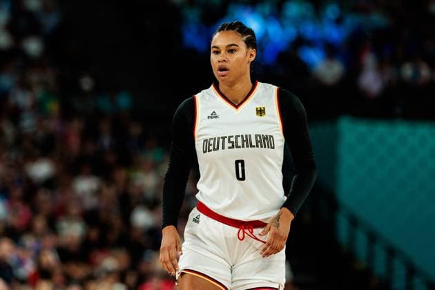 FRA, Paris, Olympischen Spiele Paris 2024, (07.08.2024, Basketball Damen Viertelfinale Deutschland - Frankreich, Bercy Arena) Satou Sabally (Deutschland, 0) *** FRA, Paris, Olympic Games Paris 2024, 07 08 2024, Basketball Women Quarterfinals Germany France, Bercy Arena Satou Sabally Germany, 0 Copyright: HMBxMedia SteffiexWunderl
