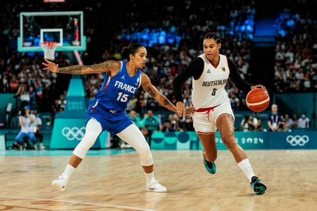 FRA, Paris, Olympischen Spiele Paris 2024, (07.08.2024, Basketball Damen Viertelfinale Deutschland - Frankreich, Bercy Arena) Gabby Williams (Frankreich, 15), Satou Sabally (Deutschland, 0) am Ball *** FRA, Paris, Olympic Games Paris 2024, 07 08 2024, Basketball Women Quarterfinals Germany France, Bercy Arena Gabby Williams France, 15 , Satou Sabally Germany, 0 on the ball Copyright: HMBxMedia SteffiexWunderl