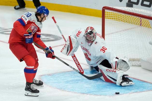 January 2, 2025, Ottawa, On, CANADA: Czechia forward Dominik Petr (20) loses control of the puck in front of Canada goaltender Carter George (30) during second period IIHF World Junior Hockey Championship quarterfinal action in Ottawa, Thursday, Jan. 2, 2025. Carter George Dominik Petr  - ZUMAc35_ 20250102_zaf_c35_064 Copyright: xAdrianxWyldx