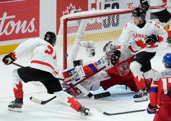 January 2, 2025, Ottawa, On, CANADA: p>Czechia goaltender Michael Hrabel (30) reaches across the crease as Canada forward Calum Ritchie (21) shoots with teammate Easton Cowan (27) looking on during second period IIHF World Junior Hockey Championship quarterfinal action in Ottawa, Thursday, Jan. 2, 2025. Easton Cowan Calum Ritchie Michael Hrabel  - ZUMAc35_ 20250102_zaf_c35_071 Copyright: xAdrianxWyldx