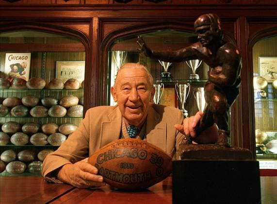 NFL, American Football Herren, USA s first draft pick never played pro football Jay Berwanger, winner of the first Heisman Trophy, poses for a portrait with the award on Nov. 12, 1996 at the University of Chicago in Chicago. Berwanger played football for the University of Chicago and that is where the original trophy is located. (Ovie Carter Chicago Tribune TNS) CHICAGO IL USA EDITORIAL USE ONLY Copyright: xx 1167125 OVIExCARTERx krtphotoslive718648