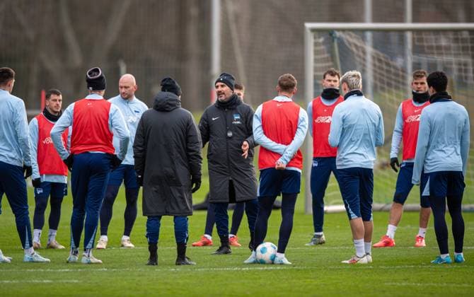 Sport Bilder des Tages Fussball, Herren, Saison 2024 25, 2. Bundesliga, Hertha BSC, Training, Trainer Cristian Fiel (Hertha BSC) spricht zur Mannschaft, 03.01. 2025, Copyright: xSebastianxRäppold MatthiasxKochx