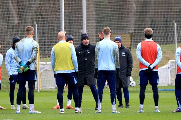 DEU, DFL, 2 FBL Hertha BSC, Training, 03 01 2025, Sportforum, Berlin, DEU, DFL, 2 FBL Hertha BSC, Training, im Bild Cheftrainer Cristian Fiel Hertha BSC Berlin , Hertha Spielerkreis DFL regulations prohibit any use of Photographs as image sequences and or quasi video Foto Juergen Engler nordphoto GmbH nordphotoxGmbHx xEngler nph00076