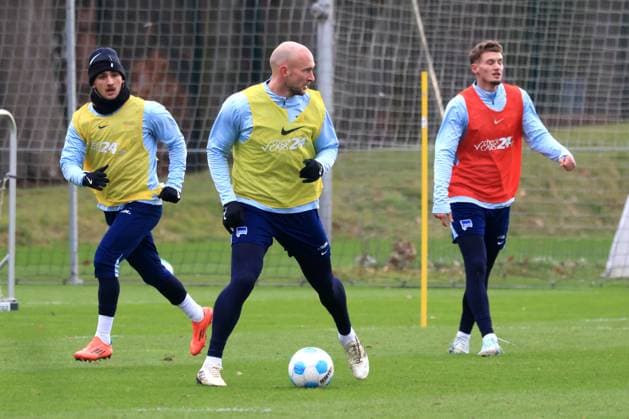 DEU, DFL, 2 FBL Hertha BSC, Training, 03 01 2025, Sportforum, Berlin, DEU, DFL, 2 FBL Hertha BSC, Training, im Bild Toni Leistner Hertha BSC Berlin 37 , Michael Cuisance Hertha BSC Berlin 27 , Michal Karbownik Hertha BSC Berlin 33 DFL regulations prohibit any use of Photographs as image sequences and or quasi video Foto Juergen Engler nordphoto GmbH nordphotoxGmbHx xEngler nph00076
