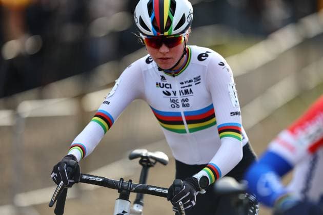 Dutch Fem Van Empel pictured during the women s elite race at the World Cup cyclocross cycling event in Dendermonde, Belgium, stage 9 (out of 12) of the UCI World Cup cyclocross competition, Friday 03 January 2025. DAVIDxPINTENS  x109564701x