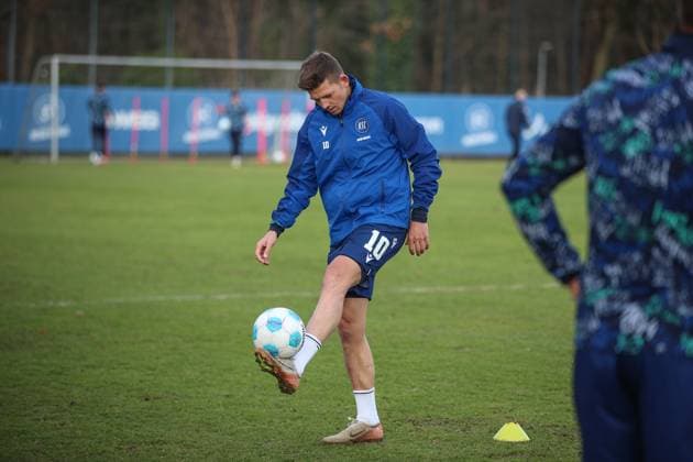 Holding up the ball in the first training session 2025 Marvin Wanitzek Karlsruher SC, 10 , Karlsruher SC Football, 2 Bundesliga, Training kick-off, 2024 2025, 03 01 2025, DFL REGULATIONS PROHIBIT ANY USE OF PHOTOGRAPHS AS IMAGE SEQUENCES AND OR QUASI VIDEO, Karlsruher SC Football, 2 Bundesliga, Training kick-off, 2024 2025, 03 01 2025 Karlsruhe Copyright: xEibner-Pressefoto JanxPrihodax EP_JPA