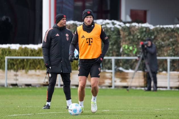 Eric Dier FC Bayern Muenchen, 15 with Vincent Kompany FC Bayern Muenchen, Head coach at training match, GER, Public training, FC Bayern Muenchen, Football, 2024 2025 season, 03 01 2025, GER, Public training, FC Bayern Muenchen, Football, 2024 2025 season, 03 01 2025 Muenchen Copyright: xEibner-Pressefoto JennixMaulx EP_JML