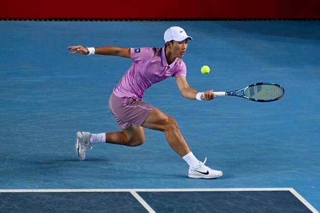Tennis, ATP-Turnier in Hongkong HONG KONG, CHINA - JANUARY 03: Shang Juncheng of China competes in the Men s Singles Quarterfinal match against Fabian Marozsan of Hungary on day 6 of 2025 ATP, Tennis Herren Hong Kong Tennis Open at Victoria Park Tennis Stadium on January 3, 2025 in Hong Kong, China.  Copyright: xChinaxNewsxServicex 111539974638
