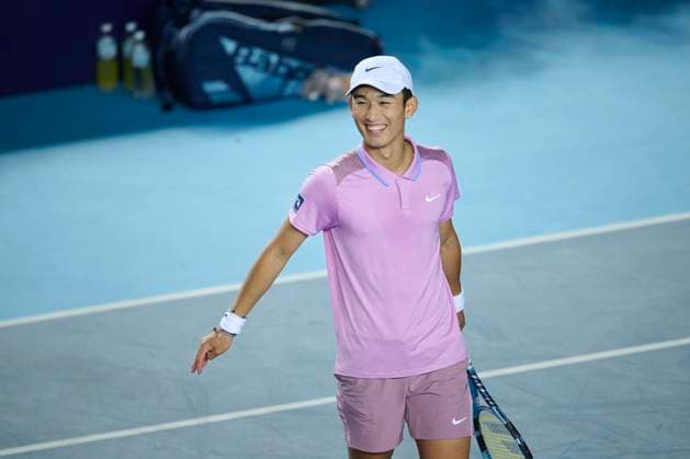 Tennis, ATP-Turnier in Hongkong HONG KONG, CHINA - JANUARY 03: Shang Juncheng of China competes in the Men s Singles Quarterfinal match against Fabian Marozsan of Hungary on day 6 of 2025 ATP, Tennis Herren Hong Kong Tennis Open at Victoria Park Tennis Stadium on January 3, 2025 in Hong Kong, China.  Copyright: xVCGx 111540078468