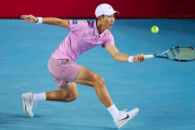 Tennis, ATP-Turnier in Hongkong HONG KONG, CHINA - JANUARY 03: Shang Juncheng of China competes in the Men s Singles Quarterfinal match against Fabian Marozsan of Hungary on day 6 of 2025 ATP, Tennis Herren Hong Kong Tennis Open at Victoria Park Tennis Stadium on January 3, 2025 in Hong Kong, China.  Copyright: xVCGx 111540078390