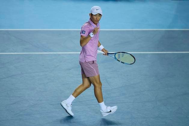 Tennis, ATP-Turnier in Hongkong HONG KONG, CHINA - JANUARY 03: Shang Juncheng of China competes in the Men s Singles Quarterfinal match against Fabian Marozsan of Hungary on day 6 of 2025 ATP, Tennis Herren Hong Kong Tennis Open at Victoria Park Tennis Stadium on January 3, 2025 in Hong Kong, China.  Copyright: xVCGx 111540078367