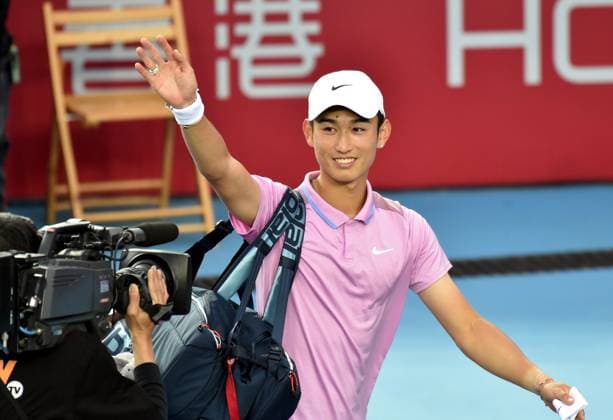 Tennis, ATP-Turnier in Hongkong (250104) -- HONG KONG, Jan. 4, 2025 -- Shang Juncheng leaves after withdrawing from the match due to a fever after the semifinal between Shang Juncheng of China and Nishikori Kei of Japan at the ATP250 Hong Kong Tennis Open in Hong Kong, south China, Jan. 4, 2025. (Photo by Xinhua) (SP)CHINA-HONG KONG-TENNIS-ATP250-HONG KONG OPEN (CN) LoxPingxFai 