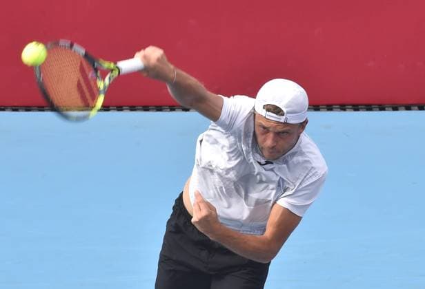 Tennis, ATP-Turnier in Hongkong (250104) -- HONG KONG, Jan. 4, 2025 -- Alexandre Muller serves during the semifinal between Jaume Munar of Spain and Alexandre Muller of France at the ATP250 Hong Kong Tennis Open in Hong Kong, south China, Jan. 4, 2025. (Photo by Xinhua) (SP)CHINA-HONG KONG-TENNIS-ATP250-HONG KONG OPEN (CN) LoxPingxFai 