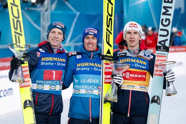 Bilder des Jahres 2025, Sport 01 Januar Sport Themen der Woche KW01 Sport Bilder des Tages HOERL Jan (Oesterreich), KRAFT Stefan (Oesterreich), TSCHOFENIG Daniel (Oesterreich) jubeltn bei der Siegerehrung auf dem Podium ueber Platz 2, Sieg und Platz 3, AUT, FIS Viessmann Skisprung Weltcup, Vierschanzentournee Bergiselspringen Innsbruck, Wettkampf Einzelspringen, Saison 2024 2025, 04.01.2025 AUT, FIS Viessmann Skisprung Weltcup, Vierschanzentournee Bergiselspringen Innsbruck, Wettkampf Einzelspringen, Saison 2024 2025, 04.01.2025 Innsbruck *** HOERL Jan Oesterreich , KRAFT Stefan Oesterreich , TSCHOFENIG Daniel Oesterreich cheering on the podium at the award ceremony for 2nd place, victory and 3rd place, AUT, FIS Viessmann Ski Jumping World Cup, Four Hills Tournament Bergiselspringen Innsbruck, Individual ski jumping competition, 2024 2025 season, 04 01 2025 AUT, FIS Viessmann Ski Jumping World Cup, Four Hills Tournament Bergiselspringen Innsbruck, Individual ski jumping competition, 2024 2025 season, 04 01 2025 Innsbruck Copyright: xEibner-Pressefoto Memmlerx EP_MMR