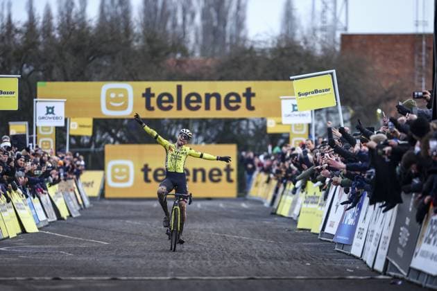 Sport Bilder des Tages Belgian Wout van Aert celebrates as he crosses the finish line to win the men elite race at the cyclocross cycling event in Gullegem on Saturday 04 January 2025, stage 7 8 in the Superprestige cyclocross cycling competition DAVIDxPINTENS  x109629990x