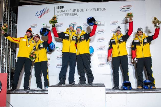 Bilder des Jahres 2025, Sport 01 Januar Sport Themen der Woche KW01 Sport Bilder des Tages IBSF Bob Worldcup Winterberg, 04.01.2025 Adam Ammour Benedikt Hertel (GER, 16), Francesco Friedrich Alexander Schüller (GER, 8), Johannes Lochner Joshua Tasche (GER, 13) bei der Siegerehrung.; IBSF Bob Worldcup Winterberg Männer Zweierbob, 04.01.2025 *** IBSF Bobsleigh World Cup Winterberg, 04 01 2025 Adam Ammour Benedikt Hertel GER, 16 , Francesco Friedrich Alexander Schüller GER, 8 , Johannes Lochner Joshua Tasche GER, 13 at the award ceremony IBSF Bobsleigh World Cup Winterberg Mens 2-man bobsleigh, 04 01 2025 Copyright: xBEAUTIFULxSPORTS Erlhofx
