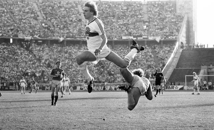 Archivbilder der Woche SPORT KW01 03.05.86 DFB-Pokal Finale FC Bayern München - VfB Stuttgart Deutschland, Berlin, 03.05.1986, Fussball, DFB-Pokal, Finale, FC Bayern München - VfB Stuttgart (5:2): v.l. Jürgen Klinsmann (VfB Stuttgart), Jean-Marie Pfaff (FC Bayern München). *** 03 05 86 DFB Pokal Final FC Bayern München VfB Stuttgart Germany, Berlin, 03 05 1986, Football, DFB Pokal, Final, FC Bayern München VfB Stuttgart 5 2 v l Jürgen Klinsmann VfB Stuttgart , Jean Marie Pfaff FC Bayern München