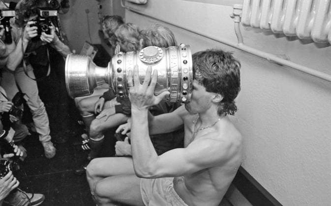 Archivbilder der Woche SPORT KW01 03.05.86 DFB-Pokal Finale FC Bayern München - VfB Stuttgart Deutschland, Berlin, 03.05.1986, Fussball, DFB-Pokal, Finale, FC Bayern München - VfB Stuttgart (5:2): Lothar Matthäus (FC Bayern München) mit dem DFB-Pokal Trophäe. *** 03 05 86 DFB Pokal Final FC Bayern München VfB Stuttgart Germany, Berlin, 03 05 1986, Football, DFB Pokal, Final, FC Bayern München VfB Stuttgart 5 2 Lothar Matthäus FC Bayern München with the DFB Pokal Trophy