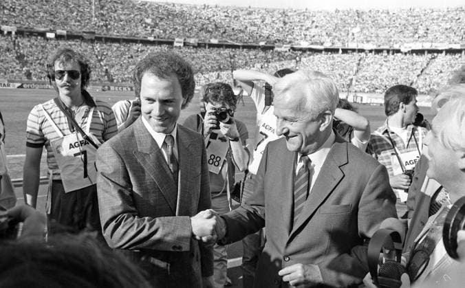 Archivbilder der Woche SPORT KW01 03.05.86 DFB-Pokal Finale FC Bayern München - VfB Stuttgart Deutschland, Berlin, 03.05.1986, Fussball, DFB-Pokal, Finale, FC Bayern München - VfB Stuttgart (5:2): v.l. Franz Beckenbauer (Bundestrainer), Richard von Weizsäcker (Bundespräsident). *** 03 05 86 DFB Cup Final FC Bayern Munich VfB Stuttgart Germany, Berlin, 03 05 1986, Soccer, DFB Cup, Final, FC Bayern Munich VfB Stuttgart 5 2 f l Franz Beckenbauer Federal Coach , Richard von Weizsäcker Federal President