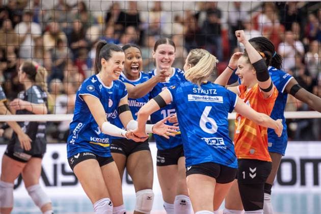 Bilder des Jahres 2025, Sport 01 Januar Sport Themen der Woche KW01 Sport Bilder des Tages Jubel beim MTV Stuttgart - vl.: Maria Segura Pallares (Allianz MTV Stuttgart, 33), Breland Morrissette (Allianz MTV Stuttgart, 02), Charlotte Krenicky (Allianz MTV Stuttgart, 15), Antonia Stautz (Allianz MTV Stuttgart, 06), Roosa Koskelo (Allianz MTV Stuttgart, 01), verdeckt: Krystal Rivers (Allianz MTV Stuttgart, 13) GER, Allianz MTV Stuttgart - SC Potsdam, Volleyball Bundesliga, VBL, Spielzeit 2024 2025, 04.01.2025 GER, Allianz MTV Stuttgart - SC Potsdam, Volleyball Bundesliga, VBL, Spielzeit 2024 2025, 04.01.2025 Stuttgart *** Cheering at MTV Stuttgart vl Maria Segura Pallares Allianz MTV Stuttgart, 33 , Breland Morrissette Allianz MTV Stuttgart, 02 , Charlotte Krenicky Allianz MTV Stuttgart, 15 , Antonia Stautz Allianz MTV Stuttgart, 06 , Roosa Koskelo Allianz MTV Stuttgart, 01 , hidden Krystal Rivers Allianz MTV Stuttgart, 13 GER, Allianz MTV Stuttgart SC Potsdam, Volleyball Bundesliga, VBL, 2024 2025 season, 04 01 2025 GER, Allianz MTV Stuttgart SC Potsdam, Volleyball Bundesliga, VBL, 2024 2025 season, 04 01 2025 Stuttgart Copyright: xSandyxDinkelackerx EP_SDR