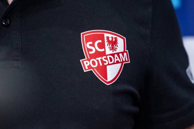 Feature: Logo des SC Potsdam auf Brust des Trainers GER, Allianz MTV Stuttgart - SC Potsdam, Volleyball Bundesliga, VBL, Spielzeit 2024 2025, 04.01.2025 GER, Allianz MTV Stuttgart - SC Potsdam, Volleyball Bundesliga, VBL, Spielzeit 2024 2025, 04.01.2025 Stuttgart *** Feature SC Potsdam logo on the coachs chest GER, Allianz MTV Stuttgart SC Potsdam, Volleyball Bundesliga, VBL, 2024 2025 season, 04 01 2025 GER, Allianz MTV Stuttgart SC Potsdam, Volleyball Bundesliga, VBL, 2024 2025 season, 04 01 2025 Stuttgart Copyright: xSandyxDinkelackerx EP_SDR