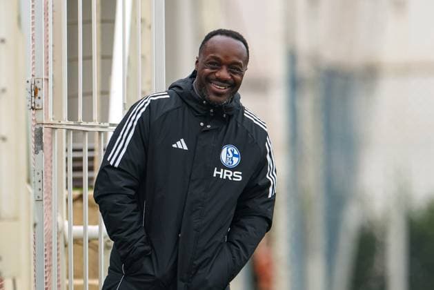 Belek, Turkey, 04 01 25 Technical Director Ben Manga FC Schalke 04 looks on during training at the training camp of FC Schalke 04 at Titanic Deluxe Football Center on 04 January 2025 in Belek, Turkey Belek Titanic Deluxe Football Center Turkey Copyright: xStefanxBrauer Brauer-Fotoagenturx