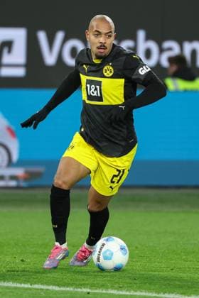 1 Bundesliga VfL Wolfsburg Borussia Dortmund on 22 12 2024 at the Volkswagen Arena in Wolfsburg Donyell Malen Dortmund 21 on the ball MH